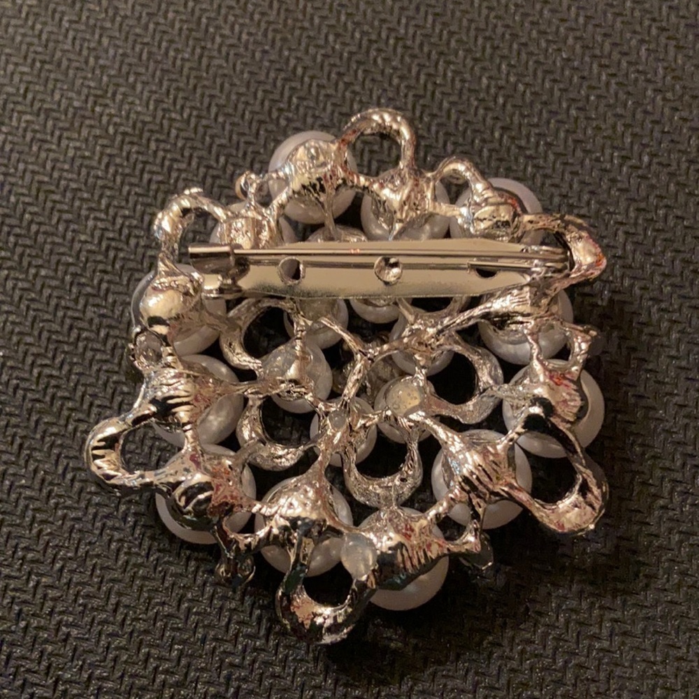 Large Statement Silver Bobble Pearl & Rhinestone Cluster Brooch. - Picture 4 of 4